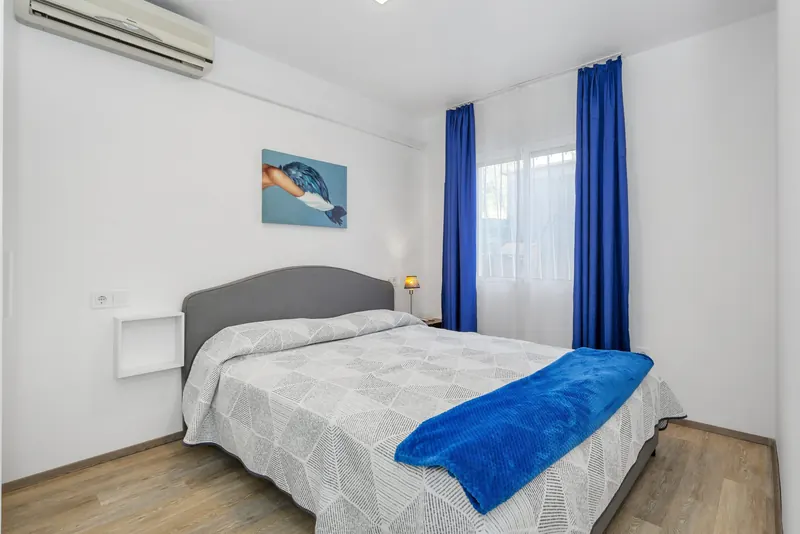 Schlafzimmer mit Doppelbett und Klimaanlage